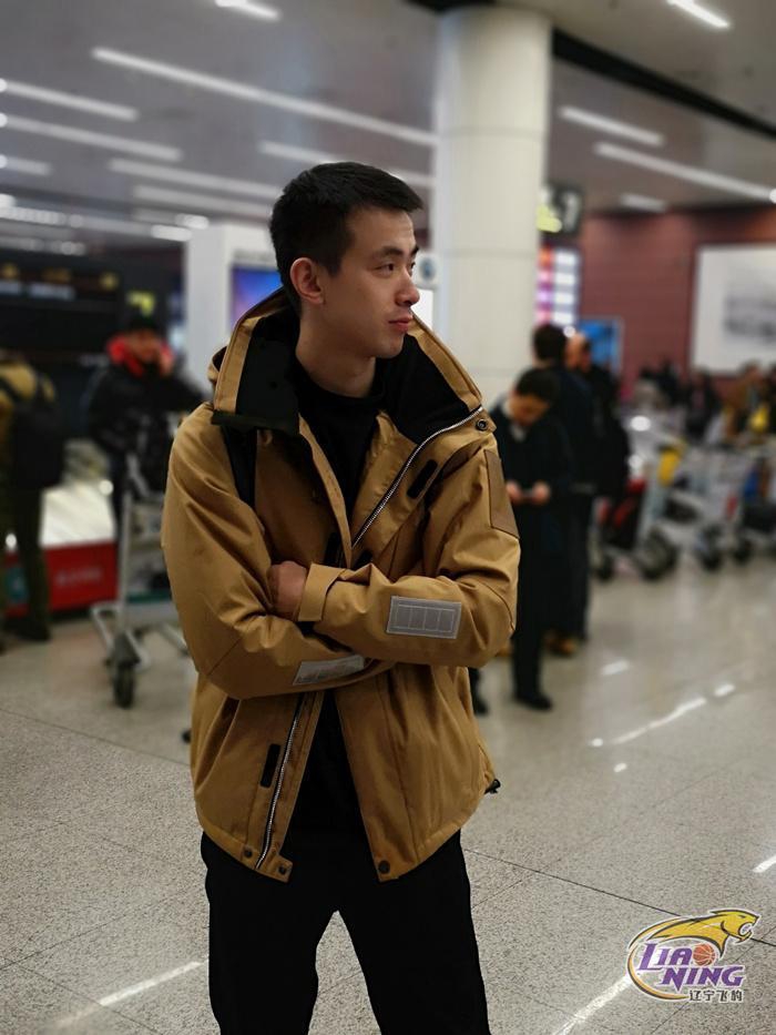 辽篮后卫赵继伟回国