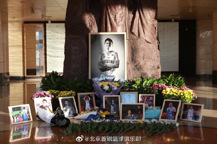 北京球迷自发悼念吉