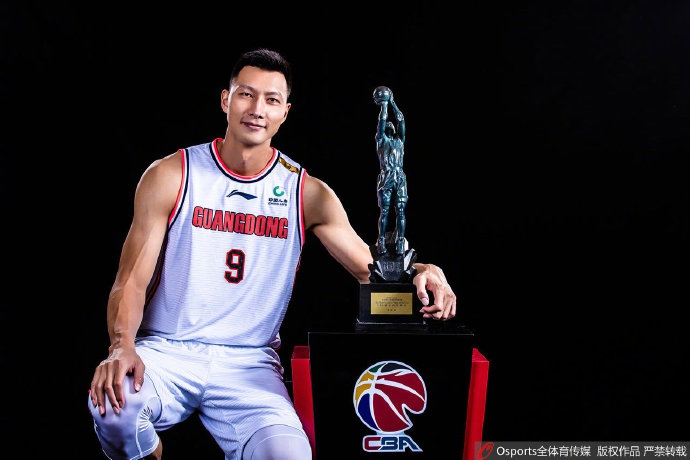 易建联领取常规赛MVP奖杯
