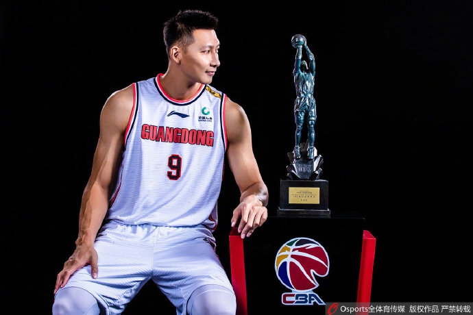 易建联领取常规赛MVP奖杯