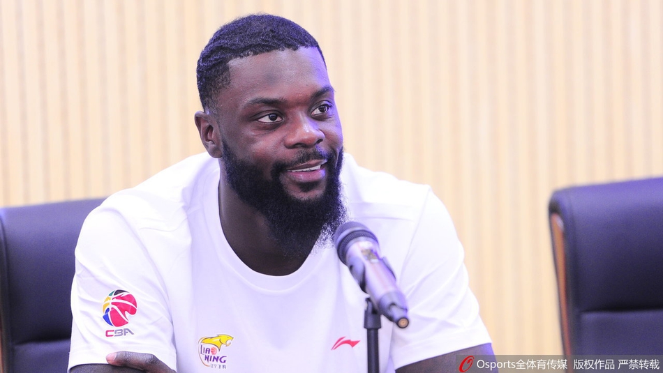 辽篮召开芬森加盟发布会