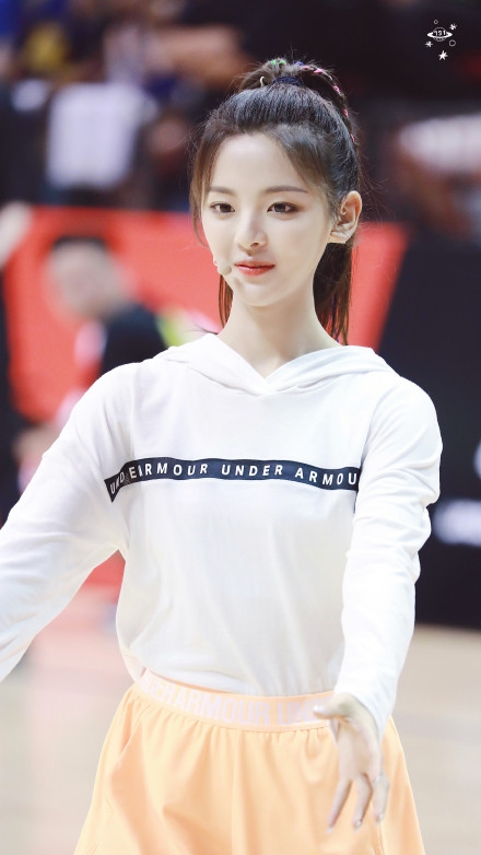 杨超越参加库里中国行活动