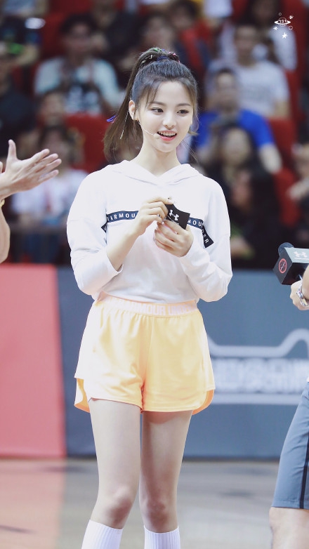 杨超越参加库里中国行活动