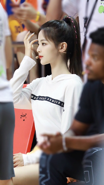 杨超越参加库里中国行活动