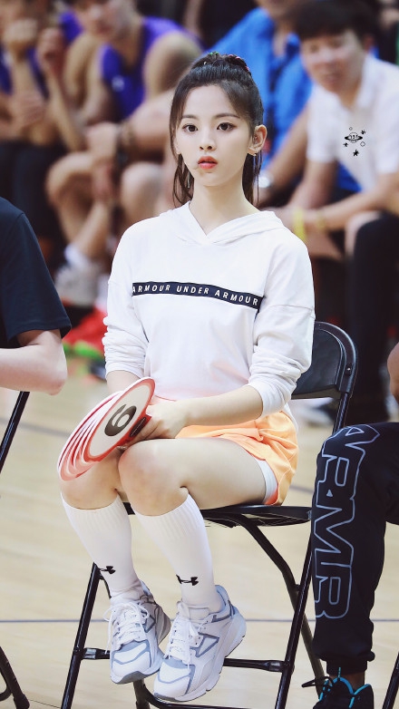 杨超越参加库里中国行活动