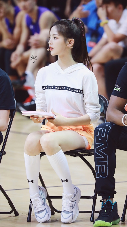 杨超越参加库里中国行活动