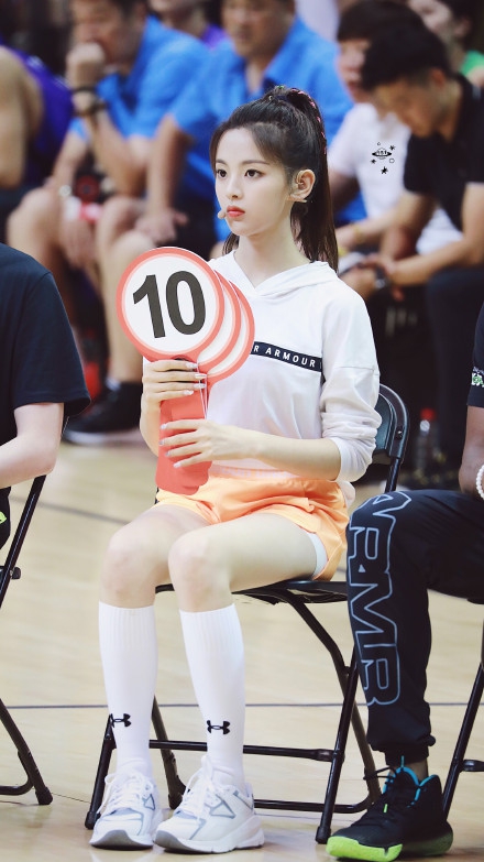 杨超越参加库里中国行活动