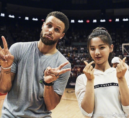 杨超越参加库里中国行活动