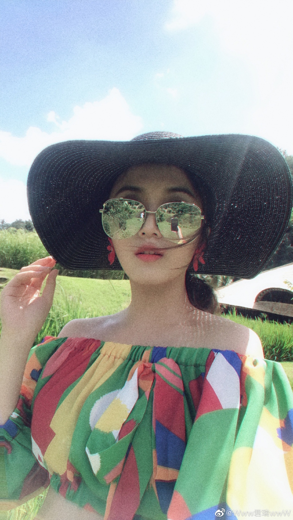 赵继伟携演员女友国外度假