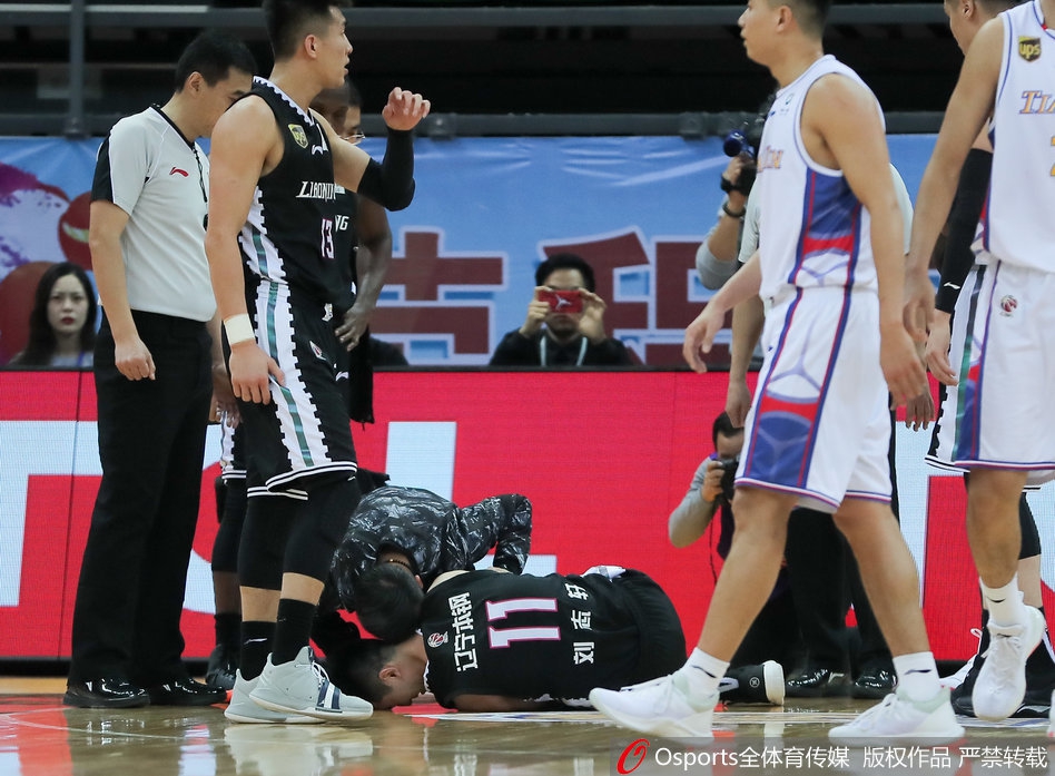 刘志轩受伤被钟诚背离赛场