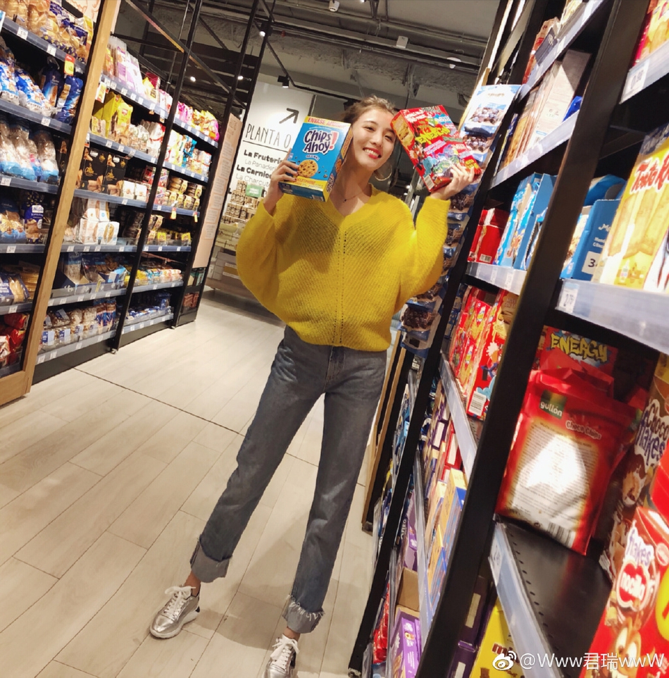 赵继伟携演员女友国外度假