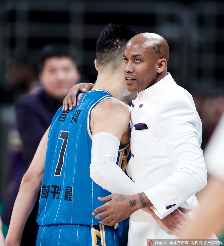 马布里赛后与首钢队员拥抱致意