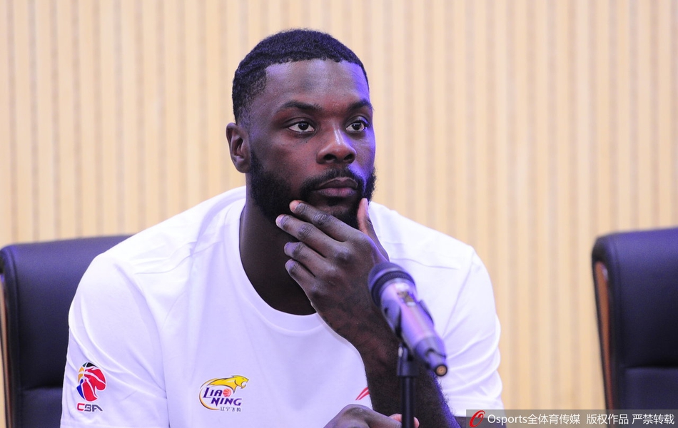 辽篮召开芬森加盟发布会