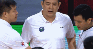 巩晓彬冲进球场喷裁判