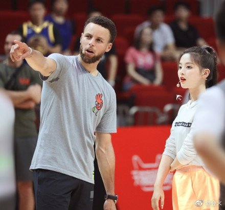 杨超越参加库里中国行活动