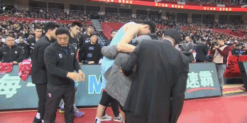 周琦受伤被送往医院