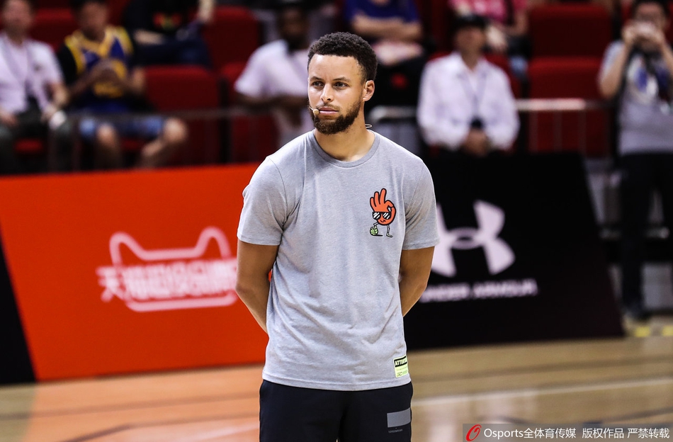 杨超越参加库里中国行活动