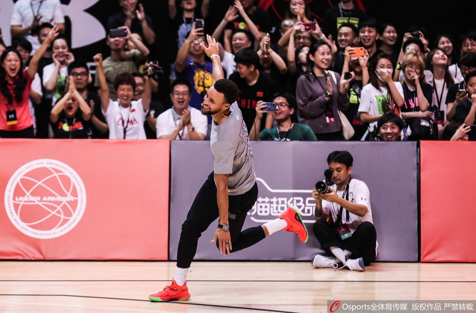 杨超越参加库里中国行活动