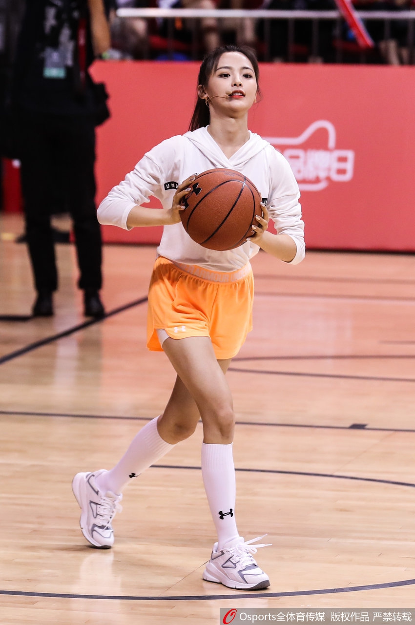 杨超越参加库里中国行活动