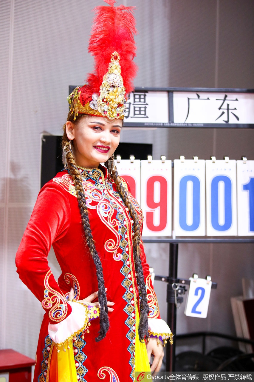 新疆篮球宝贝民族服饰显异域风情