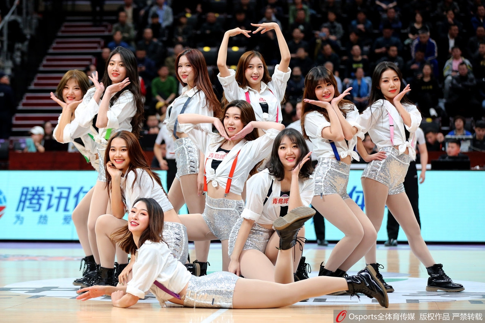 篮球宝贝热舞助威辽篮