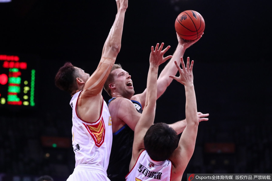 CBA1/4决赛：深圳88-104北京