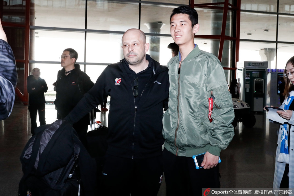 北京队返京球迷热情接机