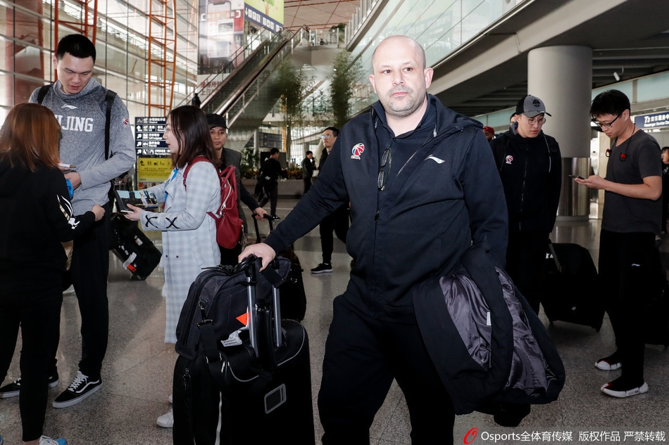 北京队返京球迷热情接机