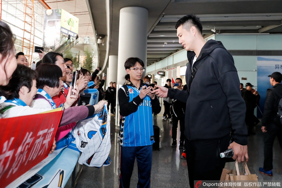 北京队返京球迷热情接机
