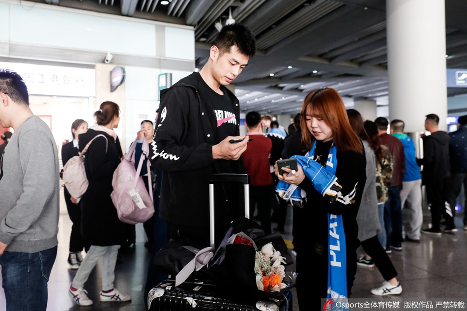 北京队返京球迷热情接机