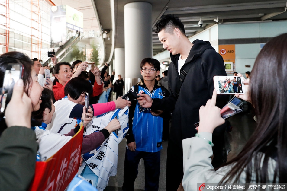 北京队返京球迷热情接机