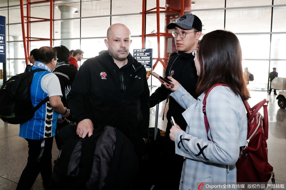 北京队返京球迷热情接机