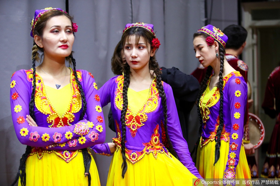新疆篮球宝贝民族服饰显异域风情