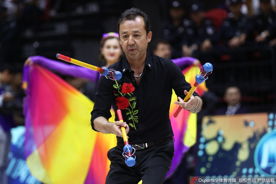 新疆篮球宝贝民族服饰显异域风情