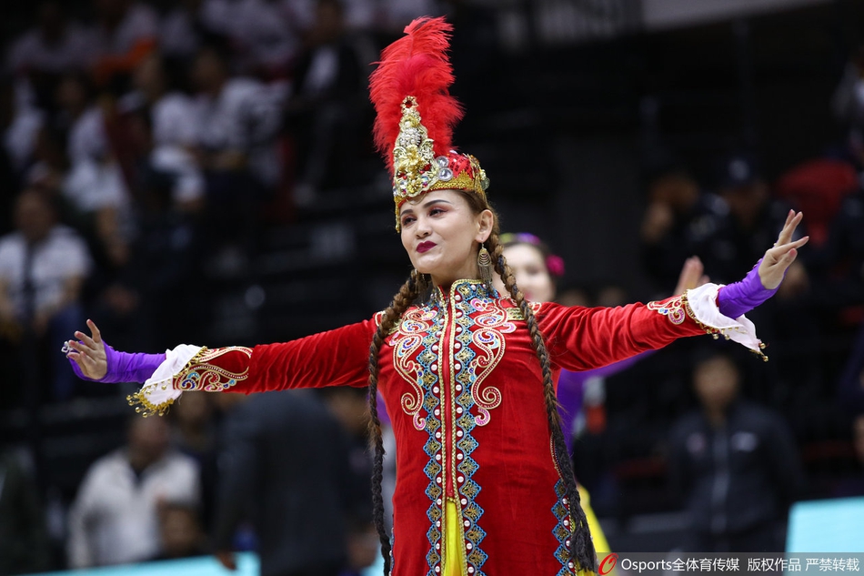 新疆篮球宝贝民族服饰显异域风情