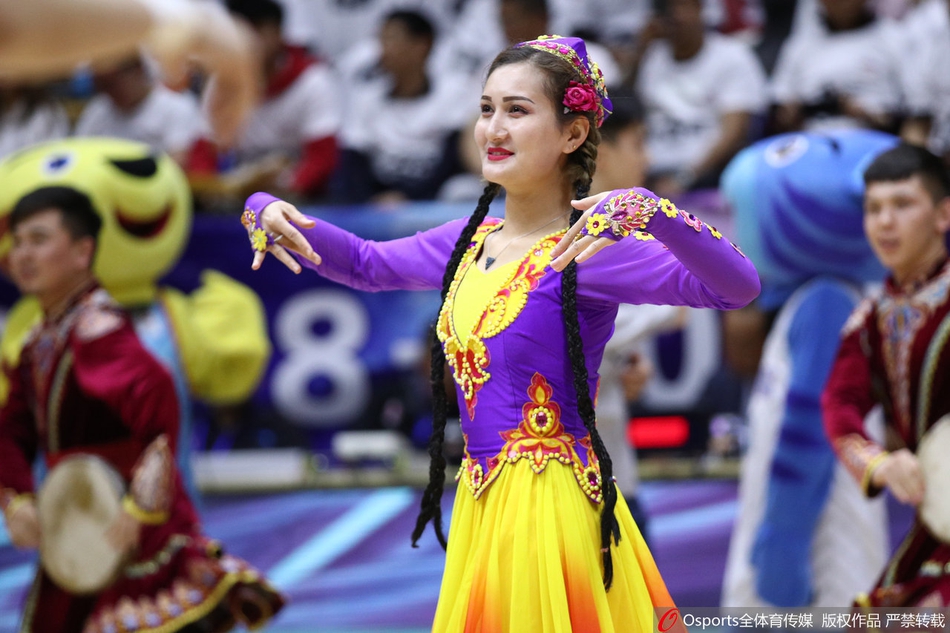 新疆篮球宝贝民族服饰显异域风情