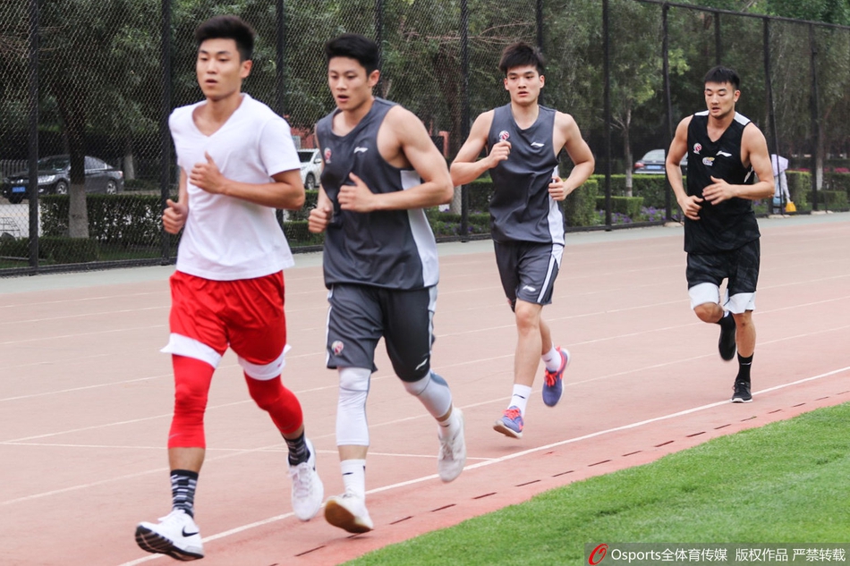 韩德君归队从跑圈开始首练