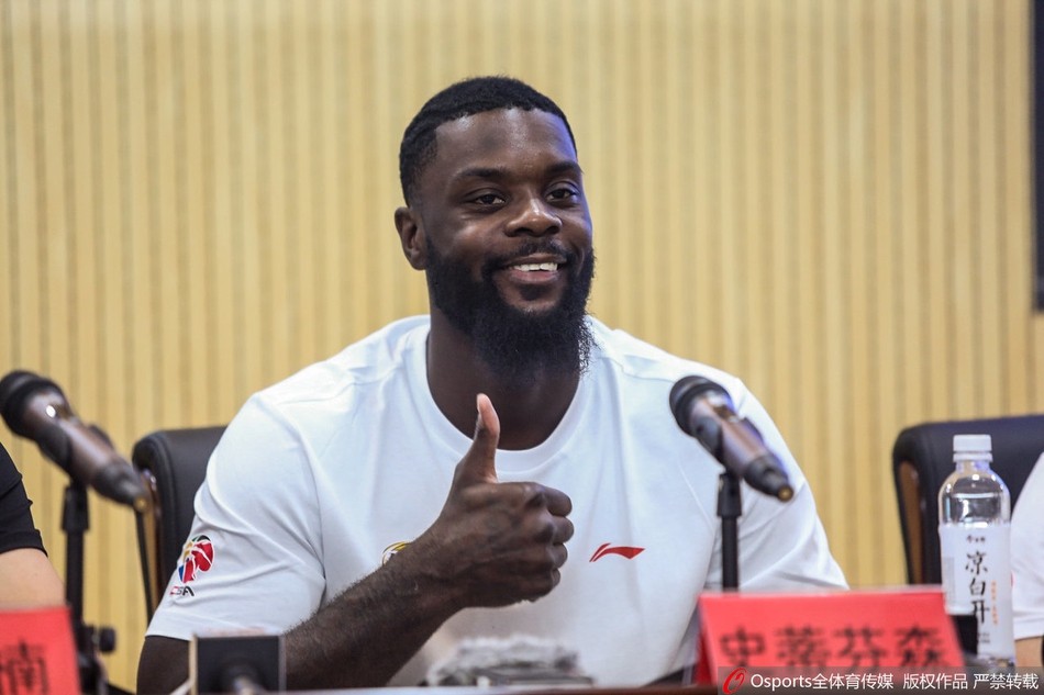 辽篮召开芬森加盟发布会