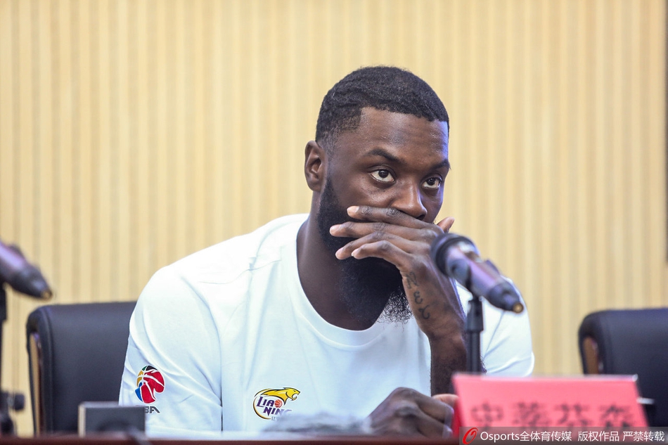 辽篮召开芬森加盟发布会