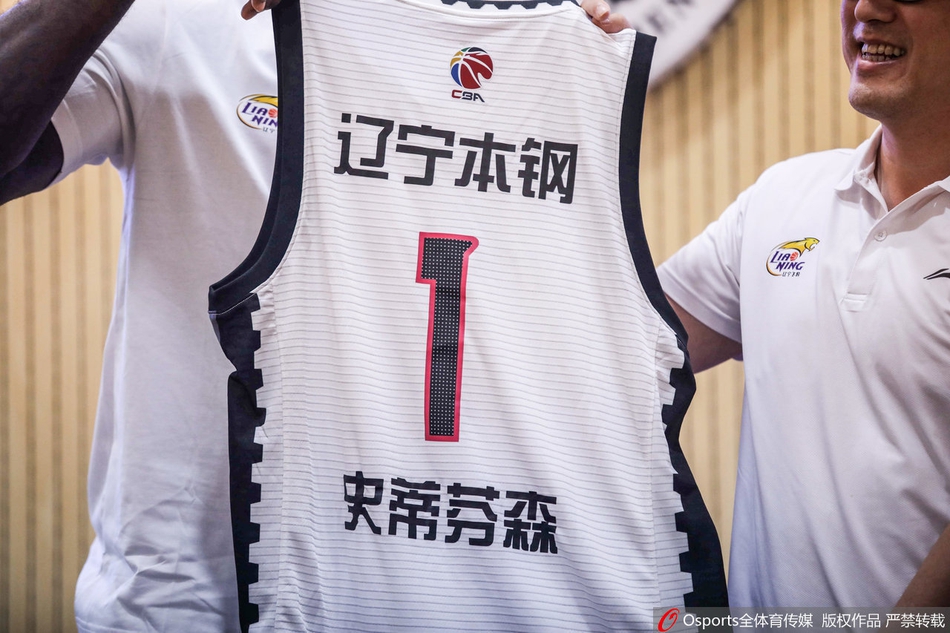 辽篮召开芬森加盟发布会