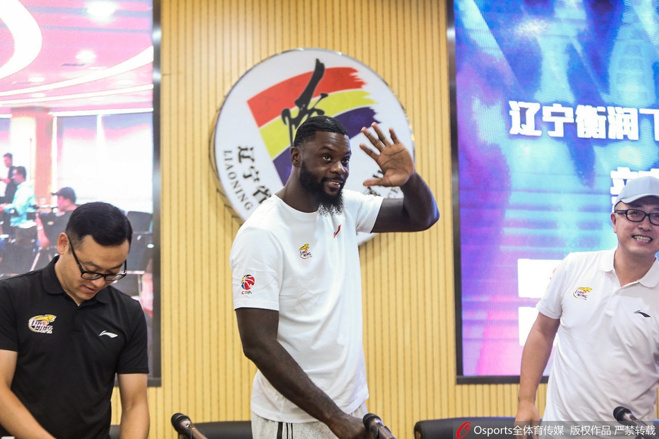 辽篮召开芬森加盟发布会