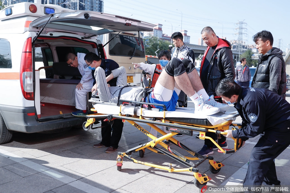 张兆旭体测受伤被救护车送走