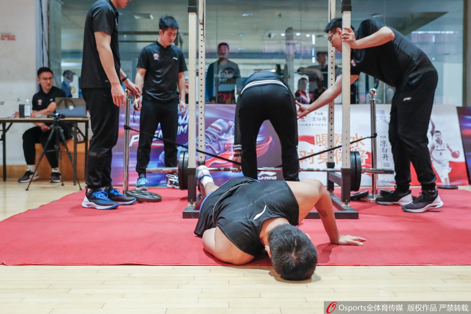 张兆旭体测受伤被救护车送走