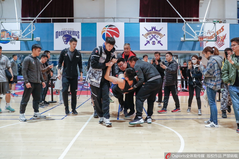 张兆旭体测受伤被救护车送走