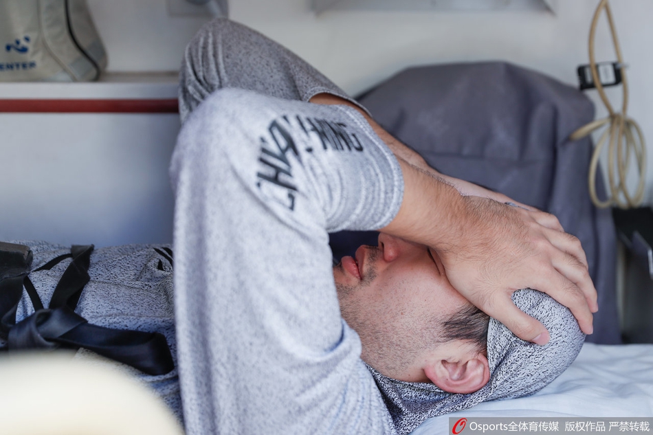 张兆旭体测受伤被救护车送走