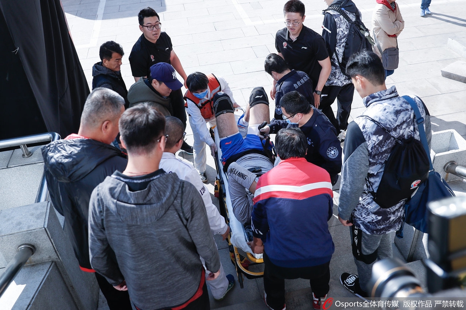 张兆旭体测受伤被救护车送走