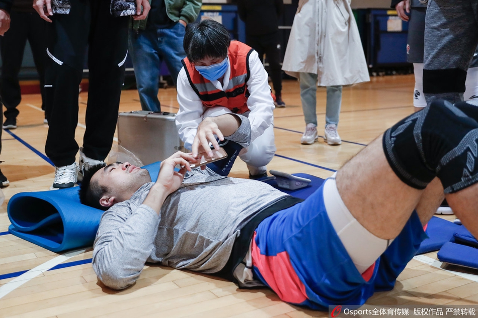 张兆旭体测受伤被救护车送走