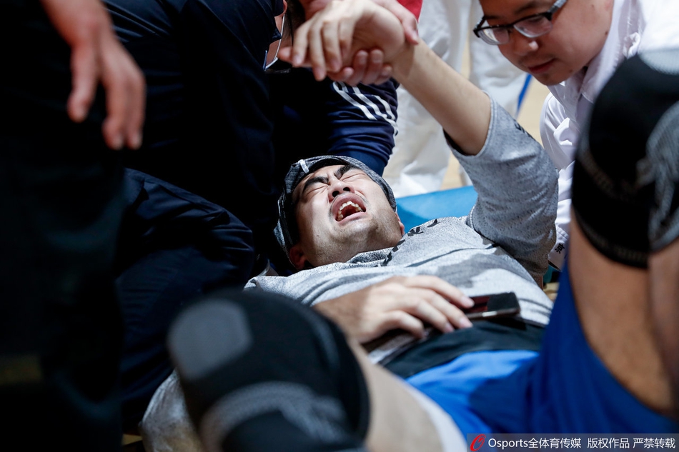 张兆旭体测受伤被救护车送走