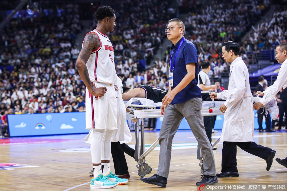CBA揭幕战 丛明晨遭遇重伤