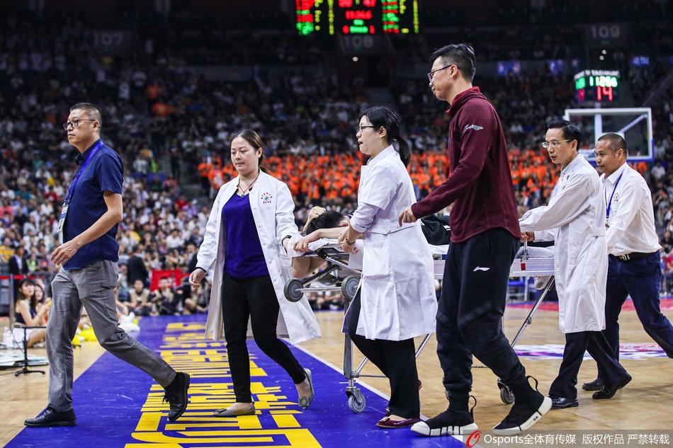 CBA揭幕战 丛明晨遭遇重伤